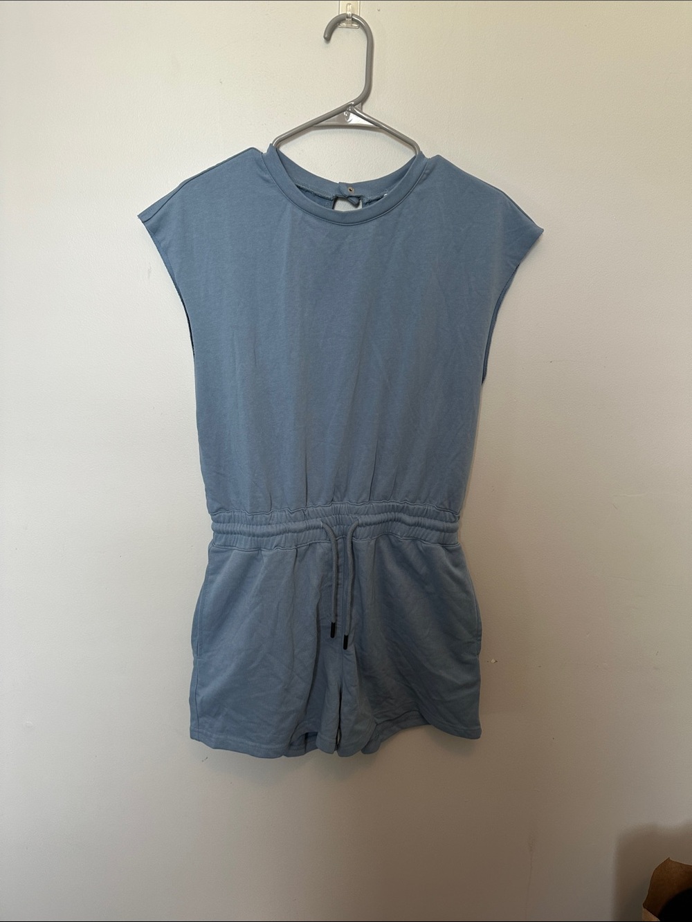 Casual Sleeveless Drawstring Romper in Dusty Blue with Pockets. Size Medium